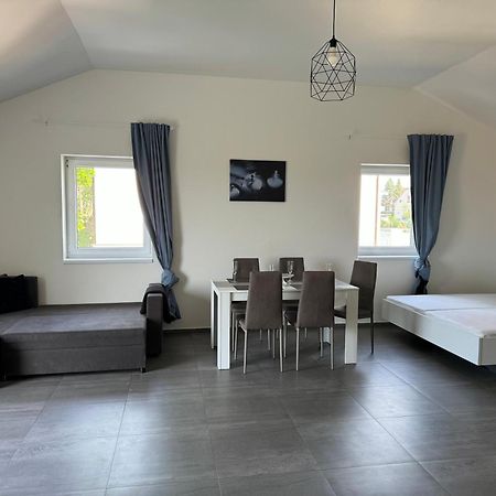Apartman Byt 75M2 Klid Priroda Pro Rodinu Прага Екстериор снимка