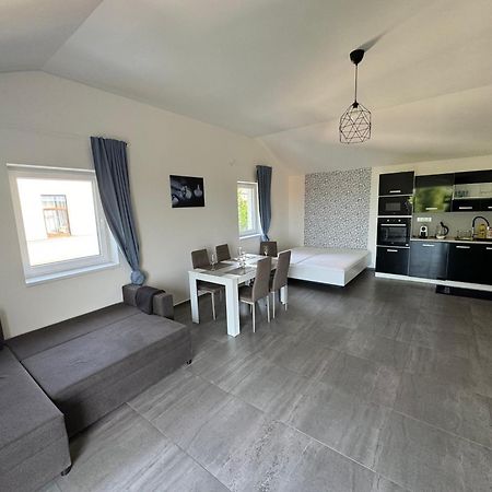 Apartman Byt 75M2 Klid Priroda Pro Rodinu Прага Екстериор снимка