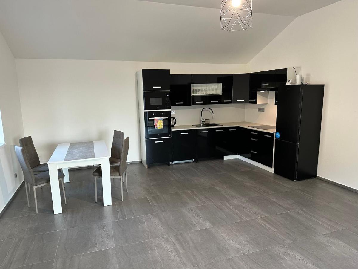 Apartman Byt 75M2 Klid Priroda Pro Rodinu Прага Екстериор снимка