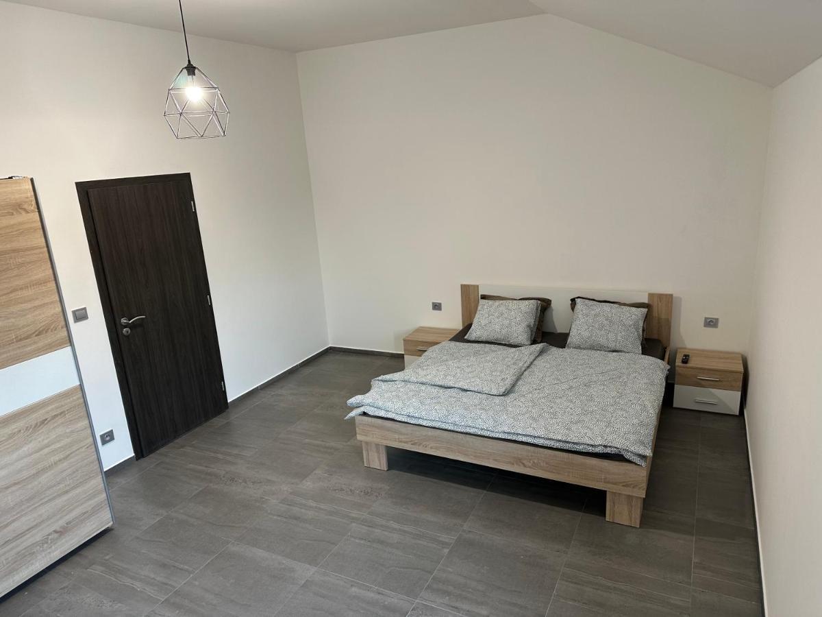 Apartman Byt 75M2 Klid Priroda Pro Rodinu Прага Екстериор снимка